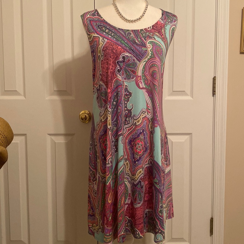 Gorgeous paisley dress in summery colors. Sleeveless with pockets. Size 3XL
